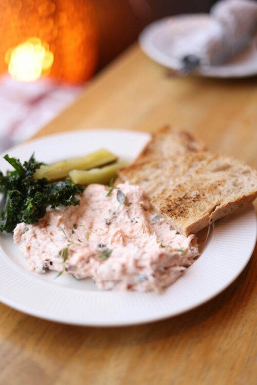 Canned salmon toast spread